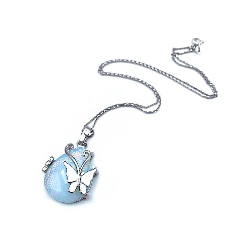 Μενταγιόν με Φεγγαρόπετρα (Moonstone) και πεταλούδα – Ο λίθος της διαίσθησης