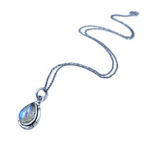 Χειροποίητο μενταγιόν Φεγγαρόπετρα (Moonstone) δάκρυ-καπουσόν σε ασήμι 925° eGAIA