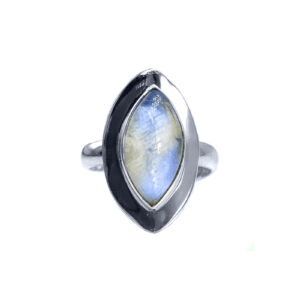 Χειροποίητο Ασημένιο δαχτυλίδι με Φεγγαρόπετρα (Moonstone) ναβέτα (1,6 Χ 0,8cm) eGAIA