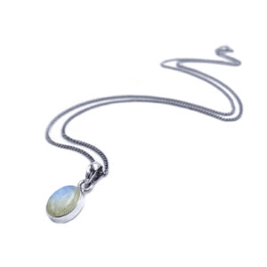 Ασημένιο χειροποίητο μενταγιόν με οβάλ Φεγγαρόπετρα (Moonstone) eGAIA